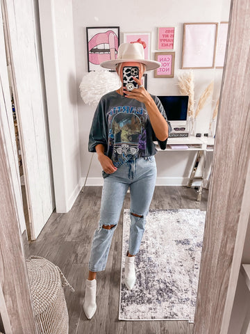 Wild Fable Light Wash Ripped Knees Super High-Rise Mom Jeans- Size 2 (see notes, sold out online, Inseam 24.5”)