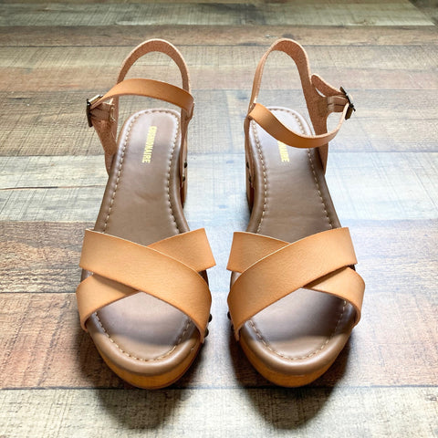 Cushionaire Faux Wood Leather Strap Heeled Sandals- Size 8.5 (LIKE NEW)