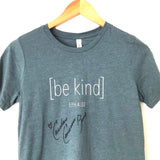 DaySpring Candace Collection Bella Slate Blue Graphic "Be Kind Eph 4:32" AUTOGRAPHED Tee- Size S
