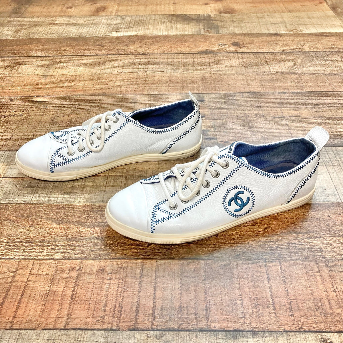 Pre-Owned Chanel White Leather Logo Trainer Sneakers- Size 39 (US 8)
