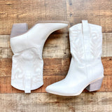 Oasis Society White Embroidered Boots- Size 7.5