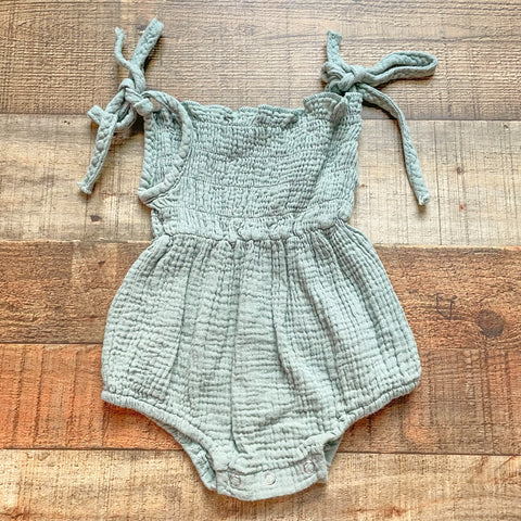 No Brand Baby Girl Green Smocked Tie Strap Muslin Romper- Size ~6-9M (see notes)