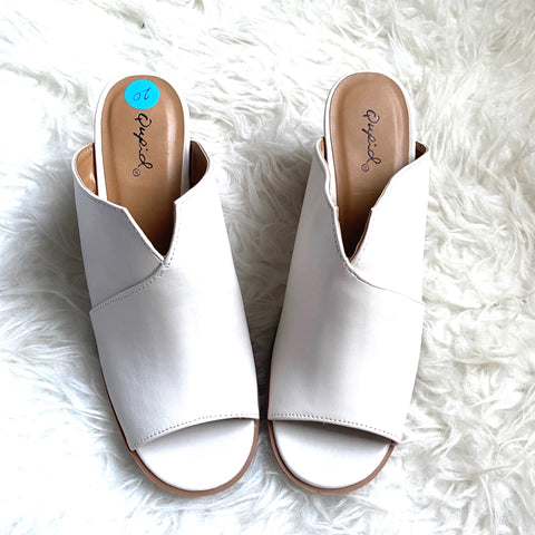 Qupid White Leather Block Heel Sandal- Size 8 (LIKE NEW)