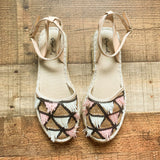 Qupid Flat Closed Toe Fringe/Metallic Sandals- Size 6.5
