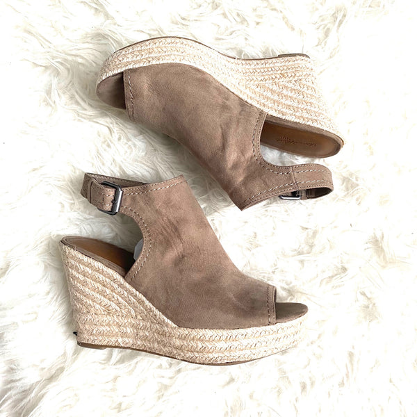 Universal thread clearance espadrille wedges