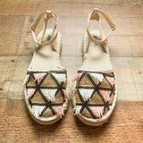 Qupid Flat Closed Toe Fringe/Metallic Sandals- Size 6.5